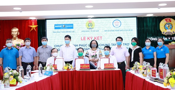 Khối thi đua 11 Công đoàn ngành Trung ương trao hỗ trợ 100 triệu đồng cho cán bộ y tế tuyến đầu chống dịch.